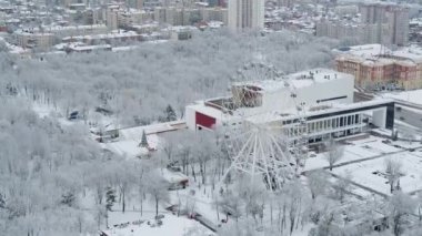 Rostov-on-Don, Rusya - Ocak 2019: Kış, Gorky Tiyatrosu ve Dönme Dolap Bir gökyüzü, yukarıdan bir manzara.