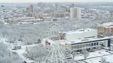 Rostov-on-Don, Rusya - Ocak 2019: Kış, Gorky Tiyatrosu ve Dönme Dolap Bir gökyüzü, yukarıdan bir manzara.