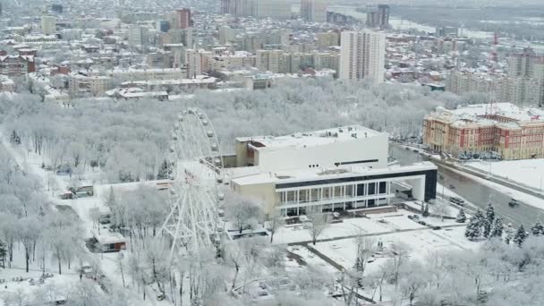 Rostov-sul-Don, Russia - gennaio 2019: inverno, Gorky Theater e Ferris Wheel One sky, una vista dall'alto . — Video Stock