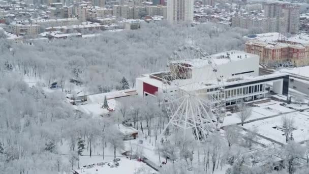 Rostov-on-Don, Rusia - Enero 2019: invierno, teatro Gorki y noria Un cielo, una vista desde arriba . — Vídeo de stock