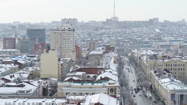 Rostov-sul-Don, Russia - gennaio 2019: via Bolshaya Sadovaya in inverno, nella neve, vista dall'alto — Video Stock