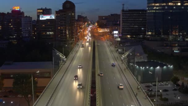 Rostov-on-Don, Rusland - november 2019: Voroshilovsky brug in de avond, uitzicht van boven — Stockvideo