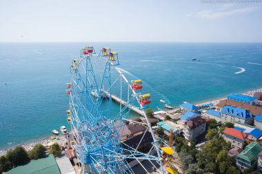 Lazarevskoye, Rusya - Eylül 2014: Dönme dolabın havadan görünümü