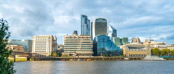 Londen - oktober 2019: de Theems en de Stad Londen — Stockfoto