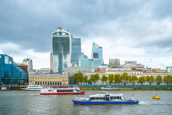लंदन अक्टूबर 2019: टेम्स और लंदन शहर का दृश्य — स्टॉक फ़ोटो, इमेज