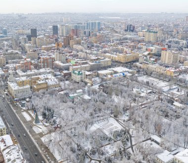 Rostov-on-Don, Rusya - Ocak 2019 Kışın Gorky Park, Yeni Yıl ağacı, yukarıdan manzara