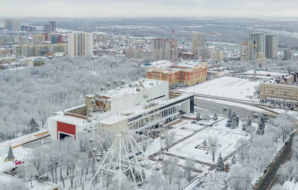 Rostov-on-Don, Rusia - enero de 2019: invierno, teatro Gorki y noria. Un cielo, una vista desde arriba . — Foto de Stock