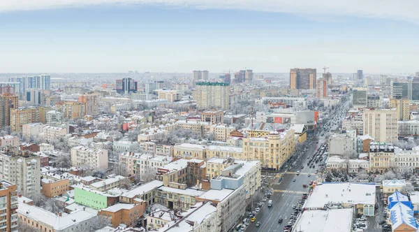 Rostov-on-Don, Rusia - Enero 2019: calles de la ciudad en invierno, vista panorámica desde arriba — Foto de Stock