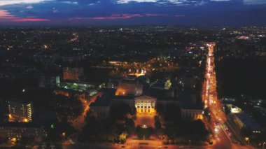 Rostov-on-Don, Rusya - 2019: Günbatımında şehir, üniversite binası ve sokaklar, hava manzarası