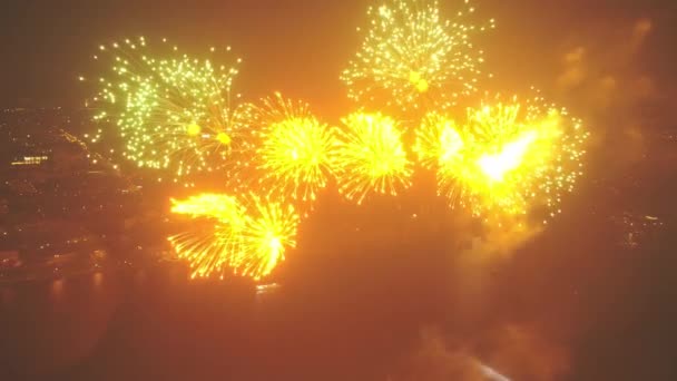 Ростов-на-Дону, Росія - 9 травня 2019: салют, присвячений Дню Перемоги, вид зверху. — стокове відео