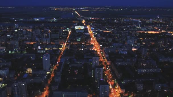 Rostov-sul-Don, Russia - 2019: Prospettiva Voroshilovsky, Piazza Sovetov, edificio dell'amministrazione di notte, vista aerea — Video Stock