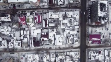 Kışın Rusya 'da sokaklar ve evler üzerinde uçuyor.