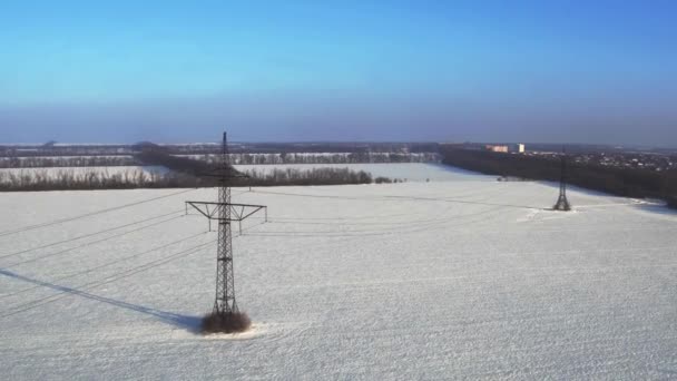 Линии электропередач в поле России, зимний пейзаж, вид с воздуха — стоковое видео