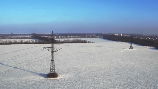 Linhas de energia em um campo na Rússia, paisagem de inverno, vista aérea — Vídeo de Stock