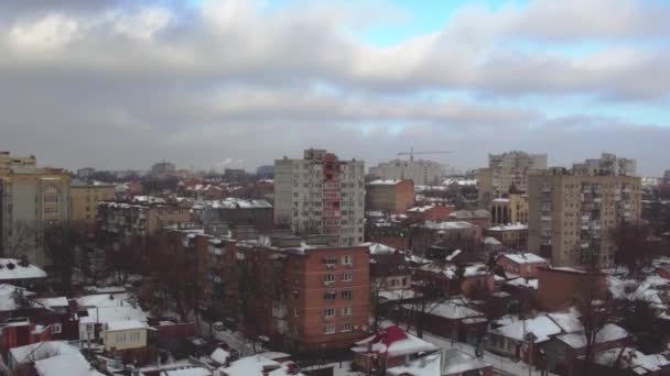 Casas en una ciudad rusa ordinaria, día de invierno, vista desde arriba — Vídeo de stock