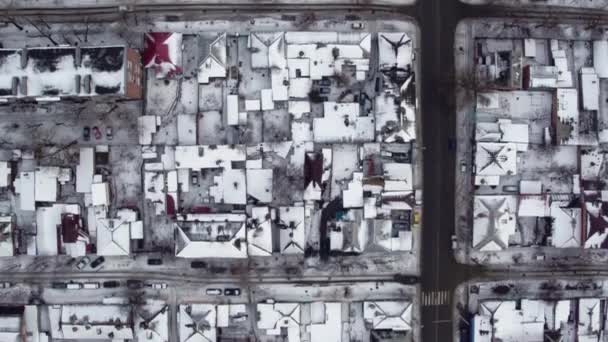 La ciudad rusa en invierno. La vista desde las alturas de las calles, patios y techos de las casas — Vídeos de Stock