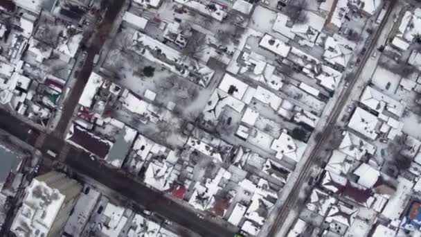Στέγες από ιδιωτικές κατοικίες, καλυμμένες με χιόνι, με θέα στην κορυφή. Πόλη στη Ρωσία το χειμώνα — Αρχείο Βίντεο