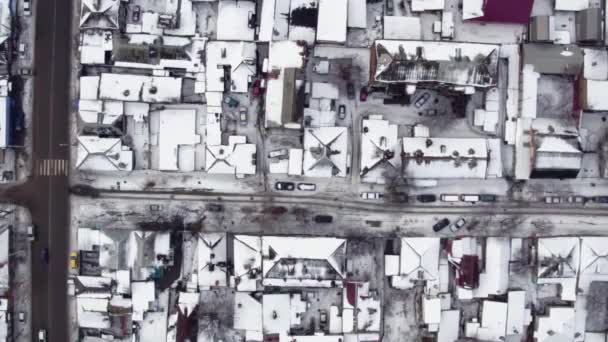 Telhados de casas particulares, cobertos de neve, vista superior. Cidade na Rússia no inverno — Vídeo de Stock