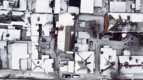 Telhados de casas particulares, cobertos de neve, vista superior. Cidade na Rússia no inverno — Vídeo de Stock