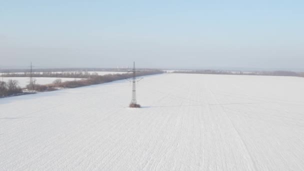 Linhas de energia em um campo na Rússia, paisagem de inverno, vista aérea — Vídeo de Stock