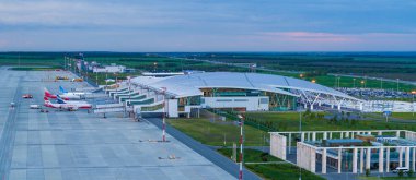 Rostov-on-Don, Rusya - 2019: yukarıdan Platov Havaalanı. Terminal ve uçak