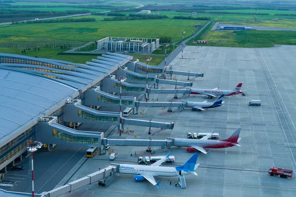 Rostov-on-Don, Rosja - 2019: Samoloty na lotnisku Platov — Zdjęcie stockowe