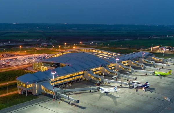 Rostov-on-Don, Oroszország - 2019: Platov repülőtér éjszaka felülről — Stock Fotó
