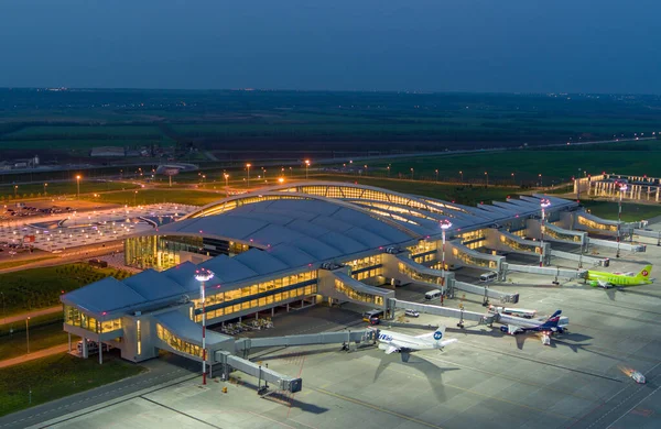 Rostov-on-Don, Rusland - 2019: Platov Airport 's nachts van boven — Stockfoto