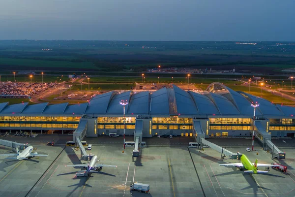 Rostov-on-Don, Rusland - 2019: Platov Airport 's nachts van boven — Stockfoto