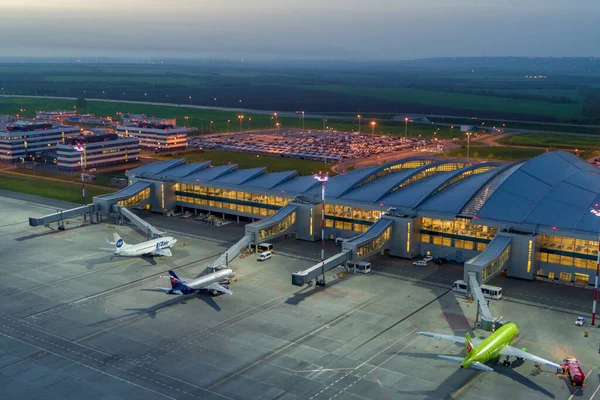 Rostov-on-Don, Rusland - 2019: Platov Airport 's nachts van boven — Stockfoto