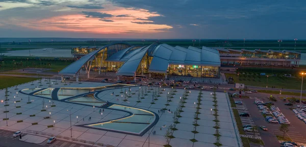 Rostov-on-Don, Rusland - 2019: Platov Airport bij zonsondergang van bovenaf — Stockfoto