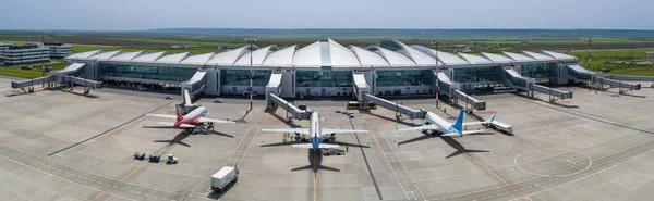 Rostov-on-Don, Rusland - 2019: vanuit de lucht - vliegtuigen op de luchthaven Platov — Stockfoto