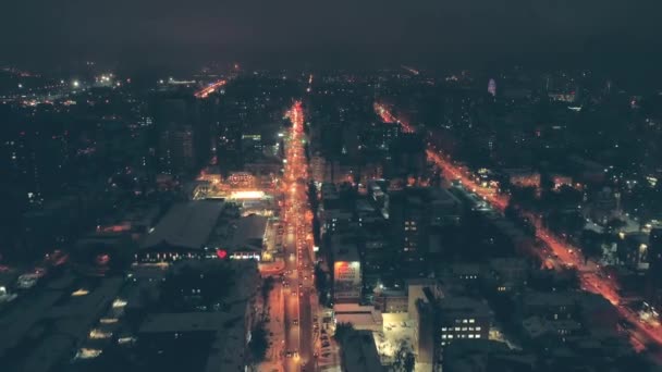 Rostov-on-Don, Rusia - 2019: vuelo sobre la ciudad por la noche — Vídeo de stock