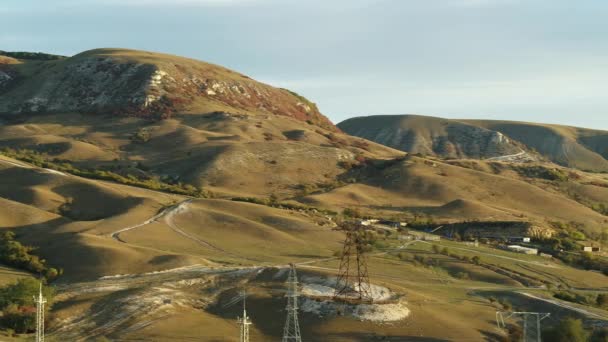 Ορεινές πλαγιές, φθινόπωρο, πύργοι μετάδοσης ενέργειας, Ρωσία, εναέρια άποψη — Αρχείο Βίντεο
