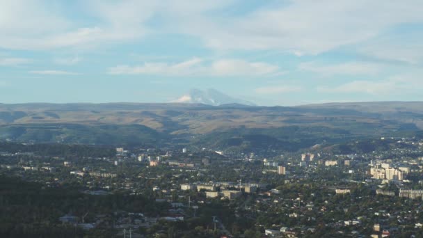 Ciudad en las montañas, vista de Elbrus desde arriba. Kislovodsk, Rusia, 2019 — Vídeo de stock