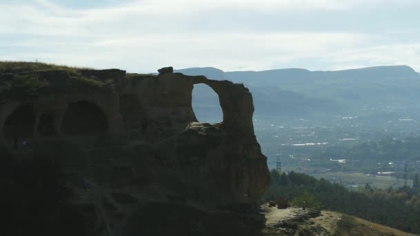 Mount Ring, Kislovodsk, Rússia. Pedra com um buraco. Vista de cima — Vídeo de Stock