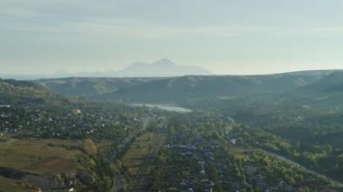 Banliyödeki evler. Demiryolu. Dağ manzarası, hava manzarası