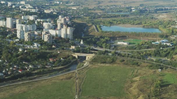 Kislovodsk, Rusko - 2019: dopravní křižovatka, letecký pohled — Stock video