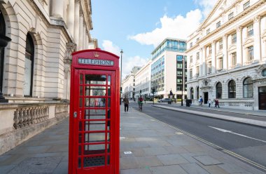 Londra - 2019: Londra caddesinde kırmızı telefon kulübesi