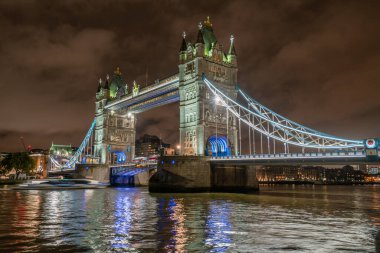Londra - Ekim 2019: Gece aydınlatmasında Tower Bridge