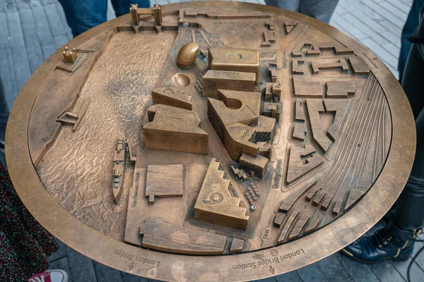 Londres - 2019: escultura de bronze - mapa de Mais Londres — Fotografia de Stock