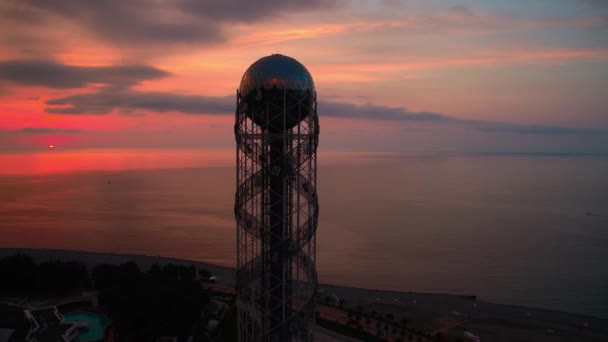 Batumi, Georgia - 2018: Alphabet Tower felülről naplementekor — Stock videók