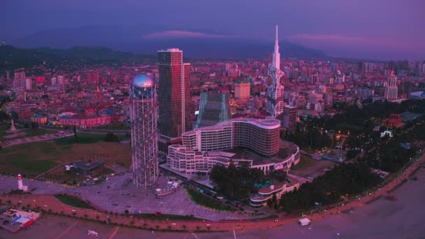 Batumi, Geórgia - 2018: vista aérea - arranha-céus no aterro ao pôr-do-sol — Vídeo de Stock