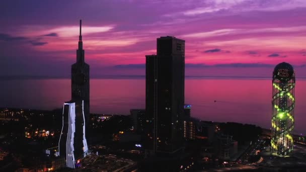 Batumi, Gürcistan - 2018: Gökdelenlerin siluetleri günbatımına karşı yukarıdan — Stok video