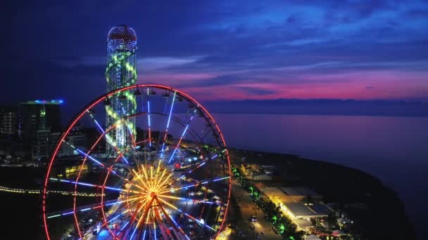 Batumi, Georgië - 2018: reuzenrad op de dijk 's nachts van boven — Stockvideo