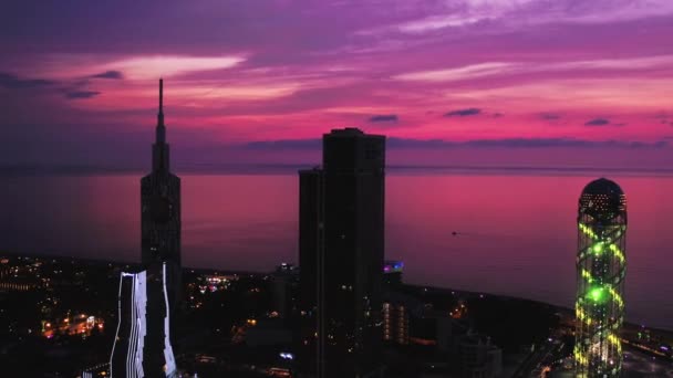 Batumi, Georgië - 2018: silhouetten van wolkenkrabbers tegen de ondergaande hemel van boven — Stockvideo