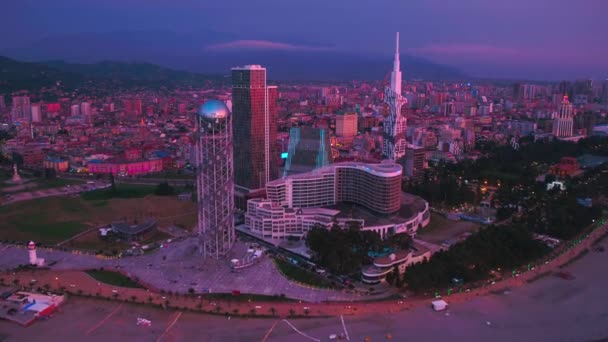 Batumi, Georgia - 2018: vista aérea de edificios modernos en el terraplén al atardecer — Vídeo de stock