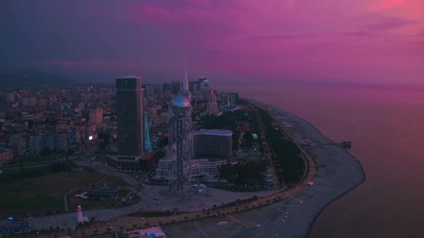 Batumi, Georgië - 2018: Moderne stad aan de kust, strand, park en gebouwen van bovenaf — Stockvideo