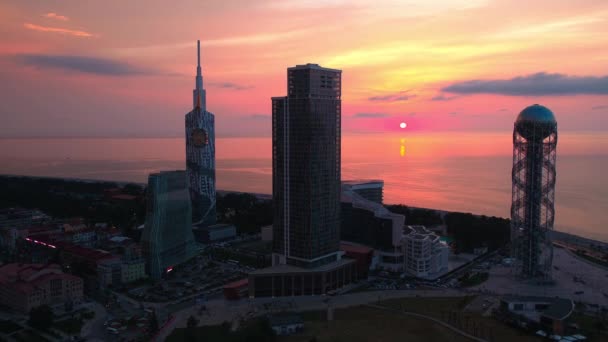 Batumi, Georgië - 2018: gebouwen aan de dijk bij zonsondergang van bovenaf — Stockvideo