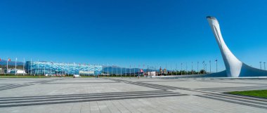 Soçi, Rusya - 2019: Olimpiyat alevi ve bayraklar